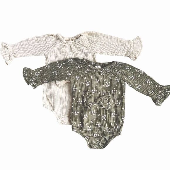 Grayson Mini Bundle of 2 Baby Girls Green & Cream Bow Bodysuit Onesie. 12 Months - Picture 1 of 9